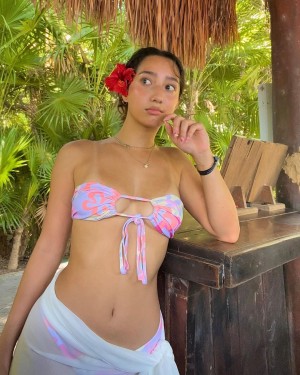 Sabrina Pezeshkian Photo #17