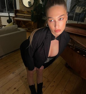 Elsie Hewitt Photo #91