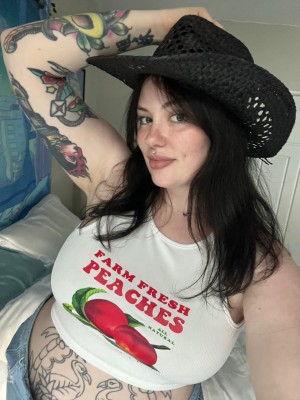 nerdydirtypeach Photo #8