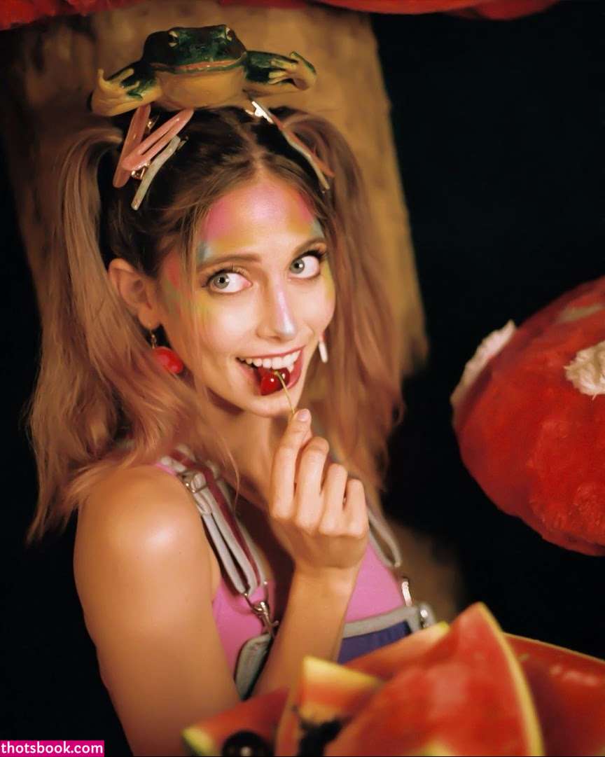 Alexandraqnin Photo #7