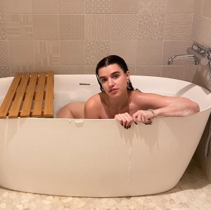 Whoissheiloveher Photo #13