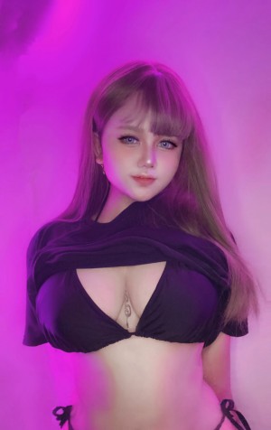 Charlotte Linlin Photo #2