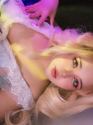 Charlotte Linlin Photo #6