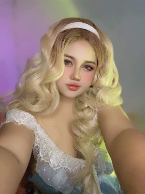 Charlotte Linlin Photo #7