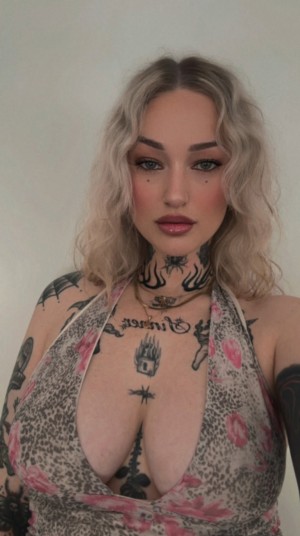 Goth Queen Photo #20