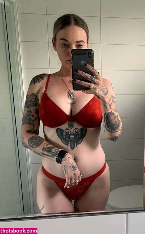 Goth Queen Photo #23