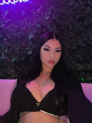 Leslie Emma Photo #1