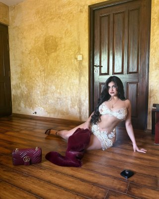 Devika Bhardwaj Photo #14