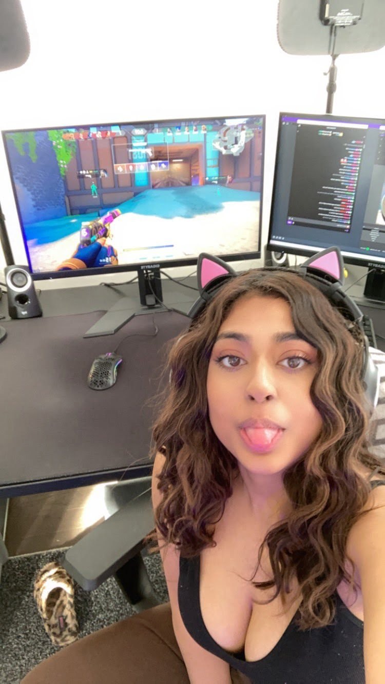 Yasminewithaz Photo #7