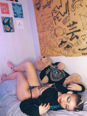 Agatha bloom Photo #20