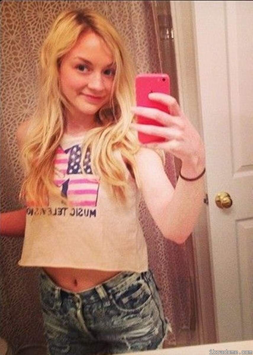 Emily Kinney Photo #11