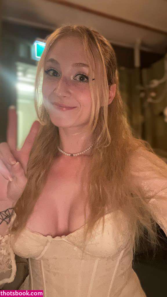 Janet Devlin Photo #10