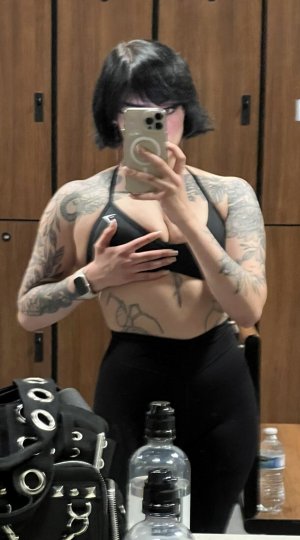 Redroomromance Photo #2