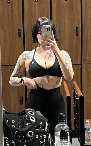 Redroomromance Photo #5