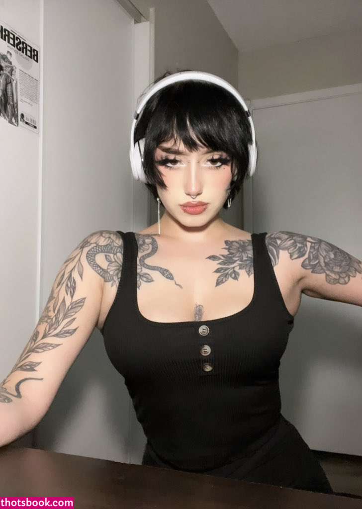 Redroomromance Photo #15