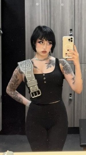 Redroomromance Photo #11