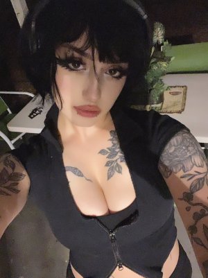 Redroomromance Photo #13