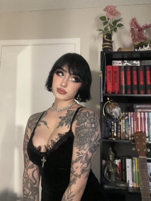 Redroomromance Photo #17