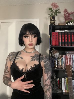 Redroomromance Photo #20