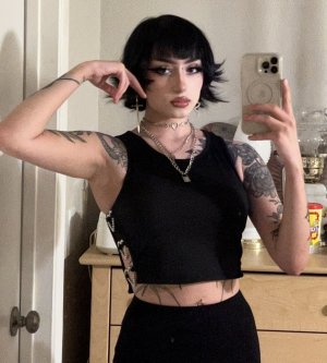 Redroomromance Photo #21