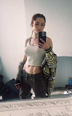 Janet Devlin Photo #41