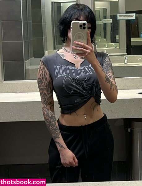 Redroomromance Photo #29