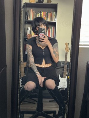 Redroomromance Photo #26