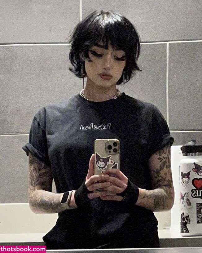 Redroomromance Photo #32