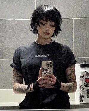 Redroomromance Photo #32