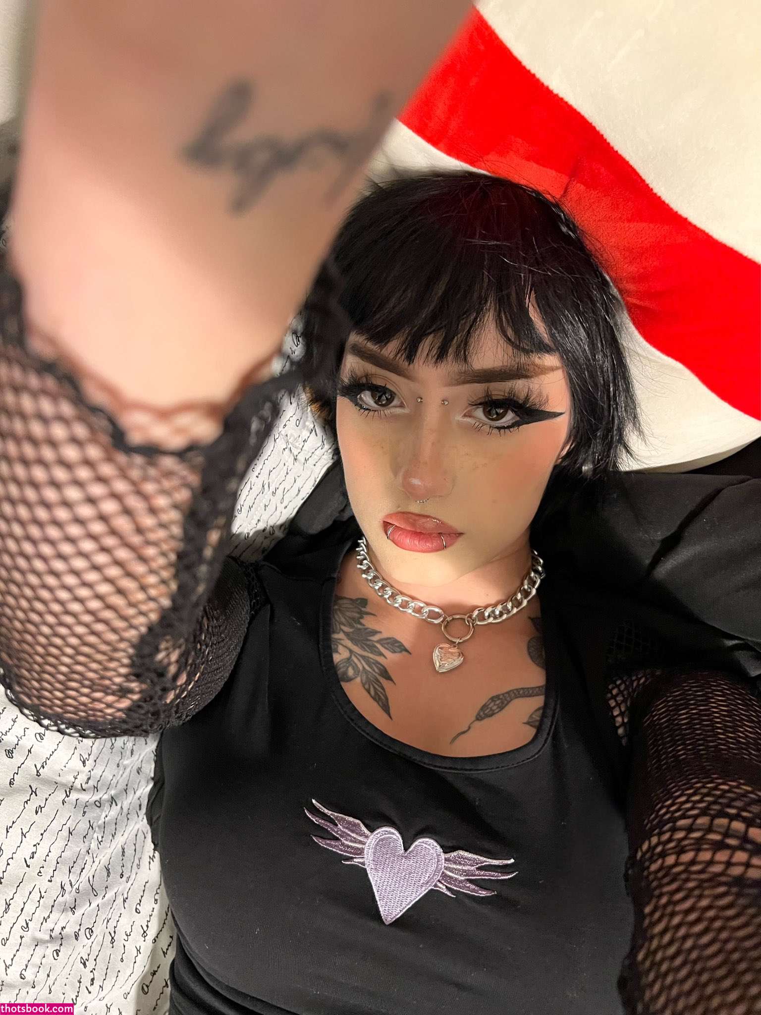 Redroomromance Photo #38