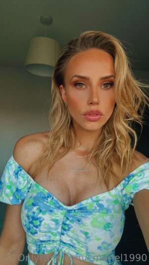 Cerimarie1990 Photo #7