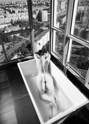 Anna Plugar Photo #15