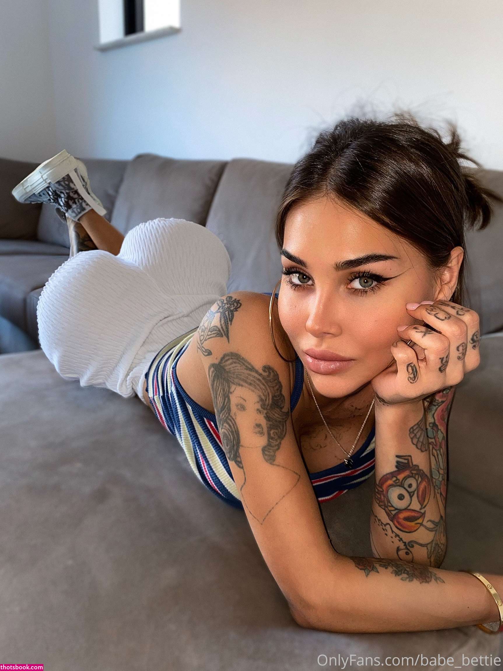 Elizabeth Definhy Photo #44