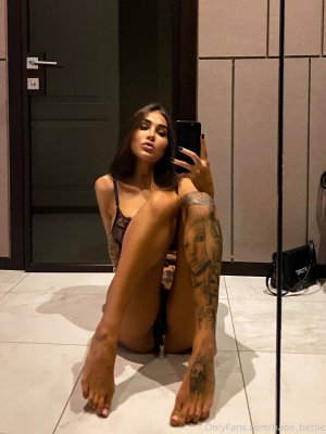 Elizabeth Definhy Photo #62