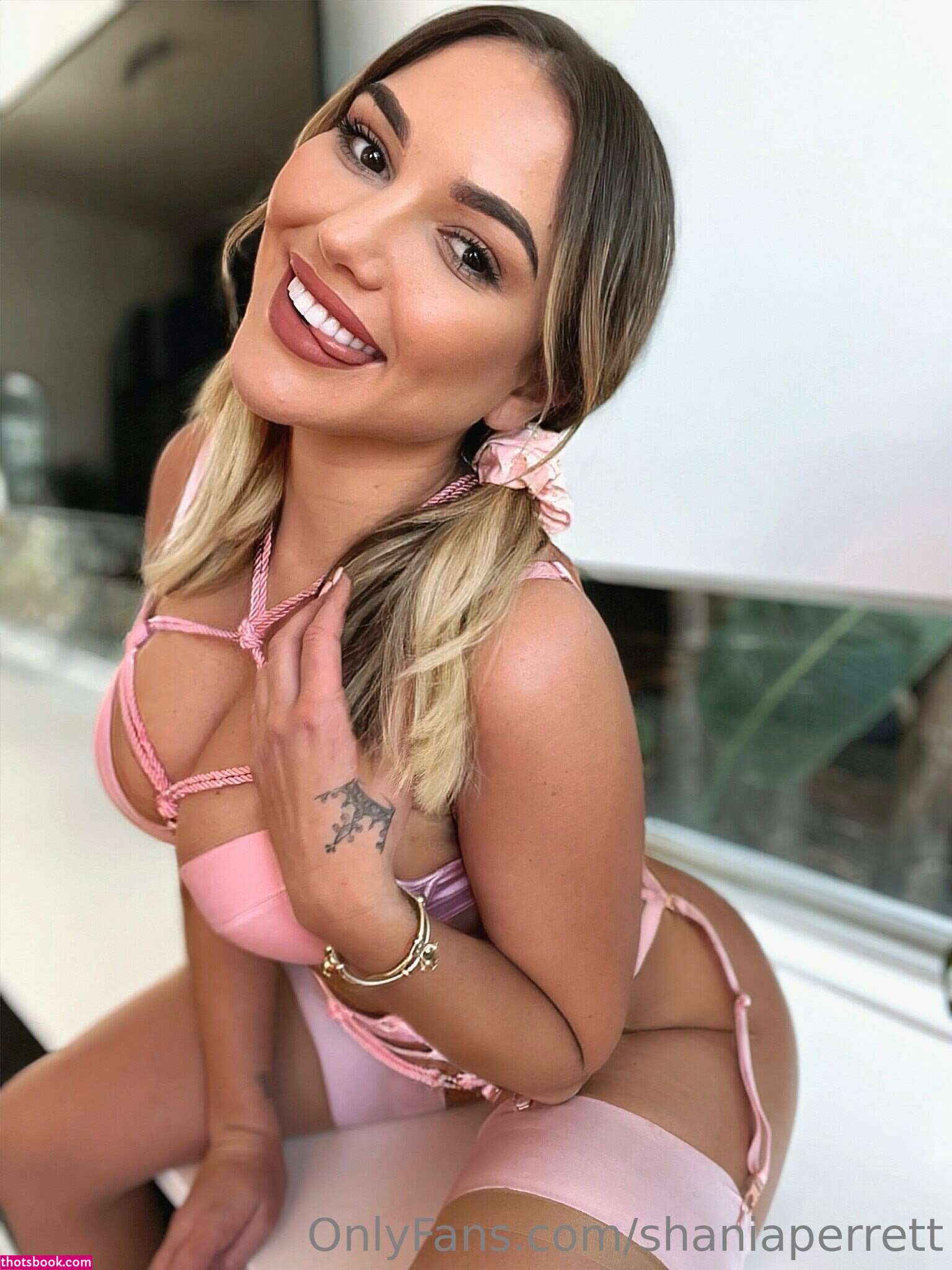 Shania Perrett Photo #39