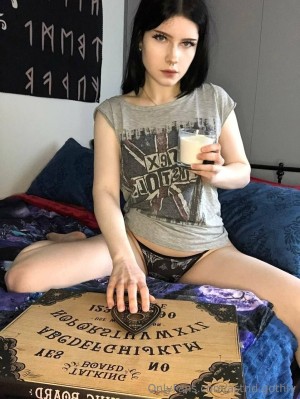 Astrid Gothly Photo #3