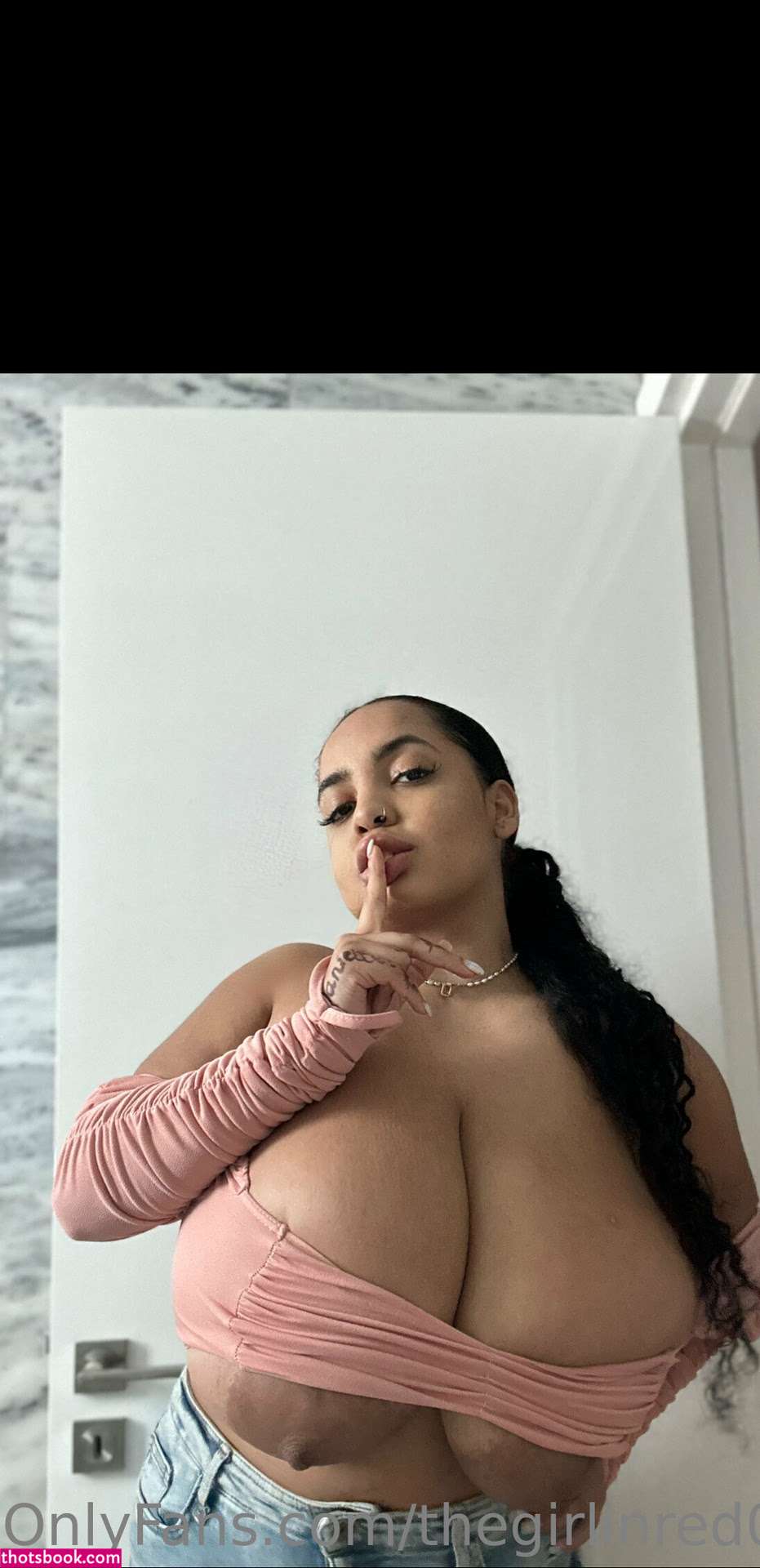 Thegirlinred0 Photo #2