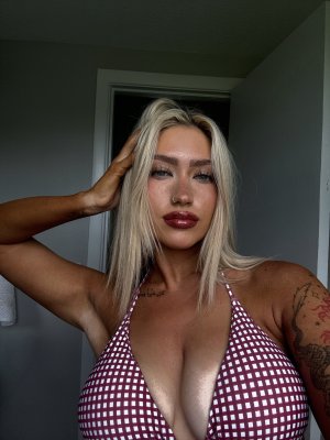 honeyrhiii Photo #9
