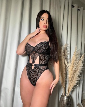 Elizabeth Georgina Photo #14