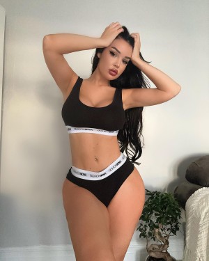 Elizabeth Georgina Photo #18