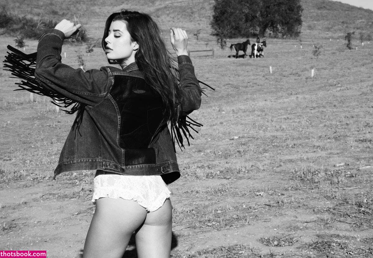 Sarah Mcdaniel Photo #38