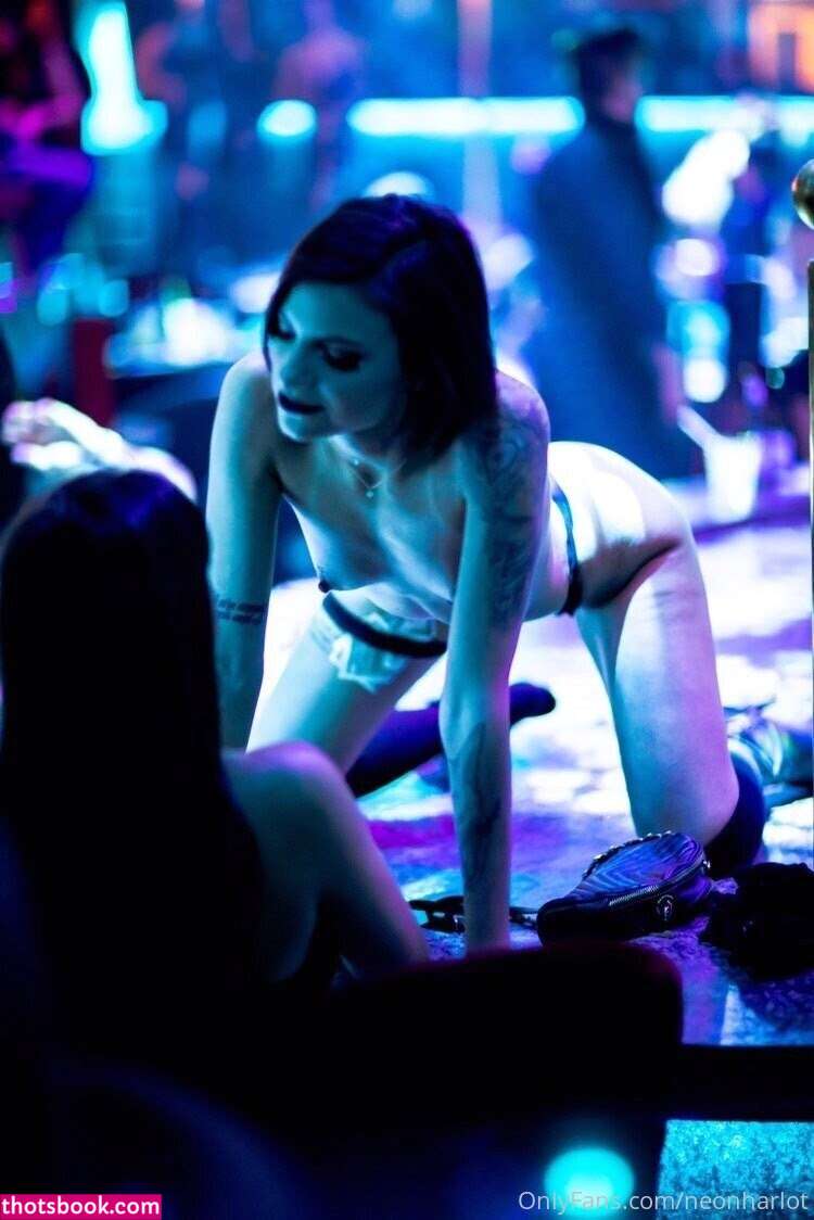 theneonharlot Photo #4