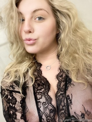 Lindsey Luxe Photo #29