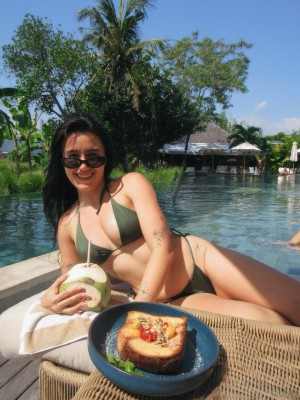 Saffron Sharpe Photo #5