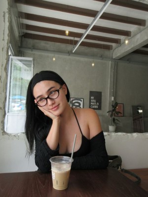 Saffron Sharpe Photo #14