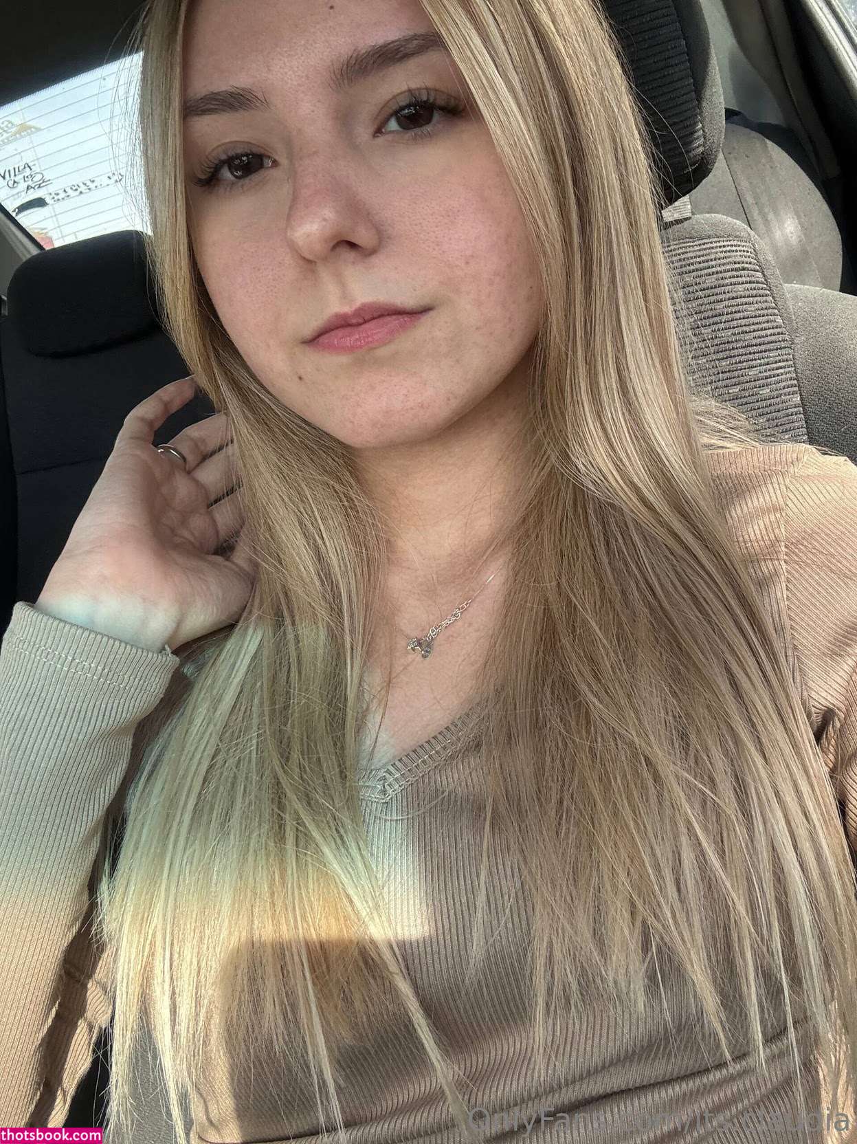 Its Claudia Photo #9