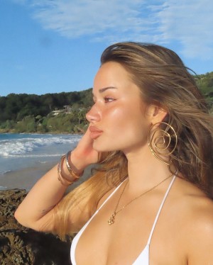 Isabelle Clarke Photo #12