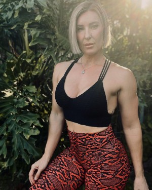 Squatsn Curves Photo #3