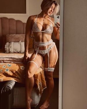 Squatsn Curves Photo #37