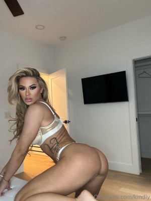 Kindly Myers Photo #398